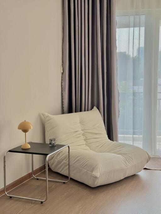 Spacious & Balcony - Walkable To Highlight Spots - Near Cong Coffee Ho Chi Minh City