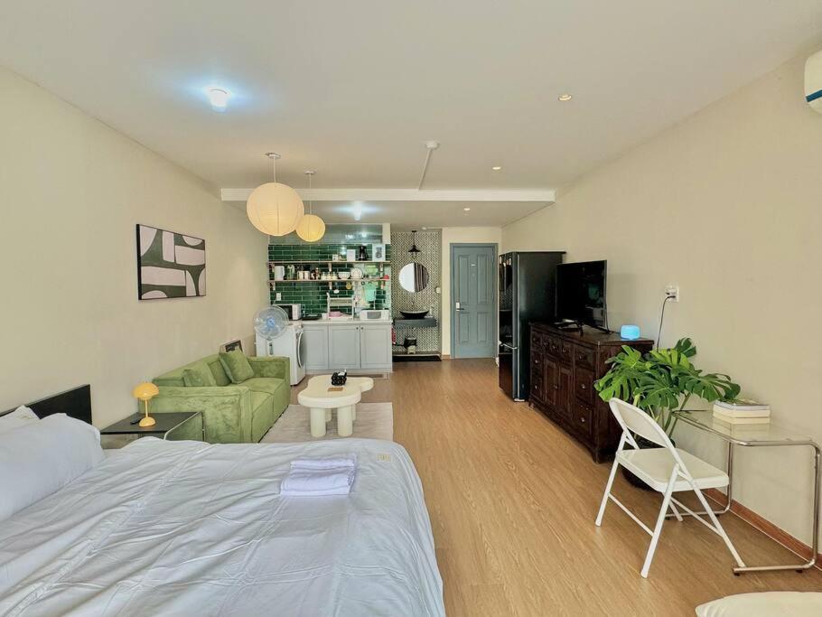 Spacious & Balcony - Walkable To Highlight Spots - Near Cong Coffee * Ho Chi Minh City